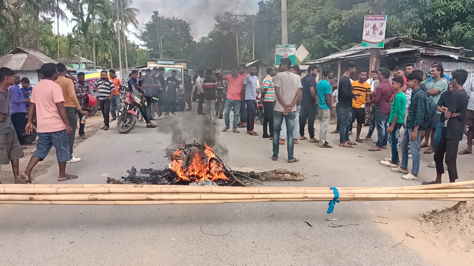 কৈলাসহরে রাস্তার বেহাল অবস্থা, প্রশাসনের ভূমিকায় ক্ষুব্ধ জনগণের অবরোধ আন্দোলন