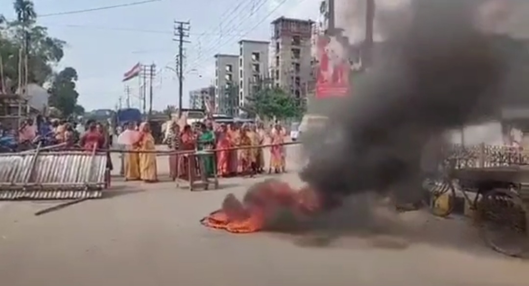 আগরতলায় বর্ডার গোলচক্করে উচ্ছেদ হওয়া পরিবারগুলির পুনর্বাসনের দাবিতে সড়ক অবরোধ