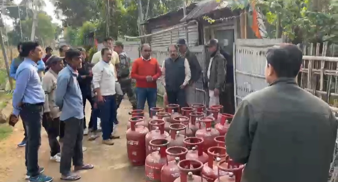 তেলিয়ামুড়ায় বেআইনি মজুত ৩১টি এলপিজি সিলিন্ডার বাজেয়াপ্ত