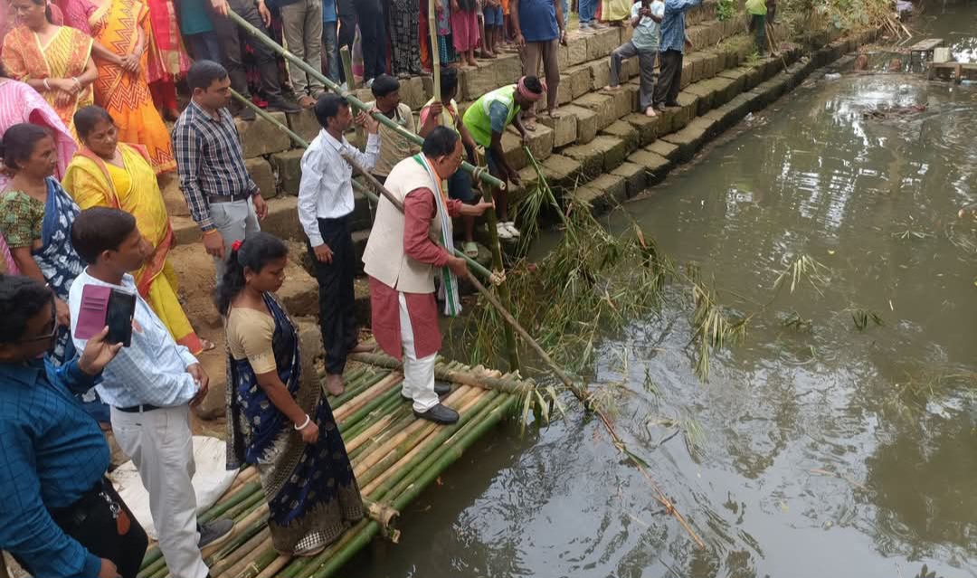 বিধানসভার অধ্যক্ষ বিশ্ববন্ধু সেন সূচনা করলেন জুরি নদীর সাফাই কর্মসূচি